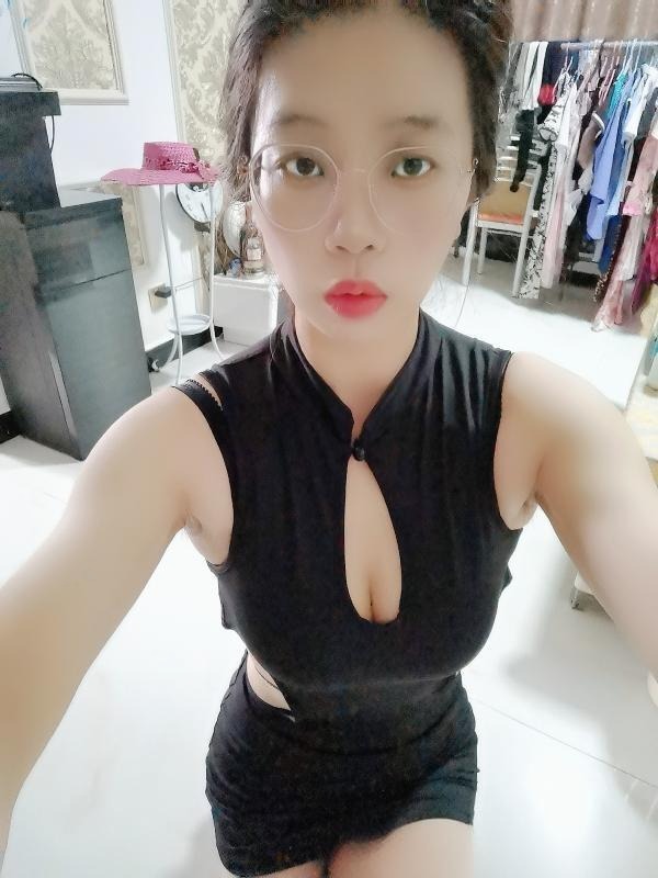 风骚眼镜鱼姐