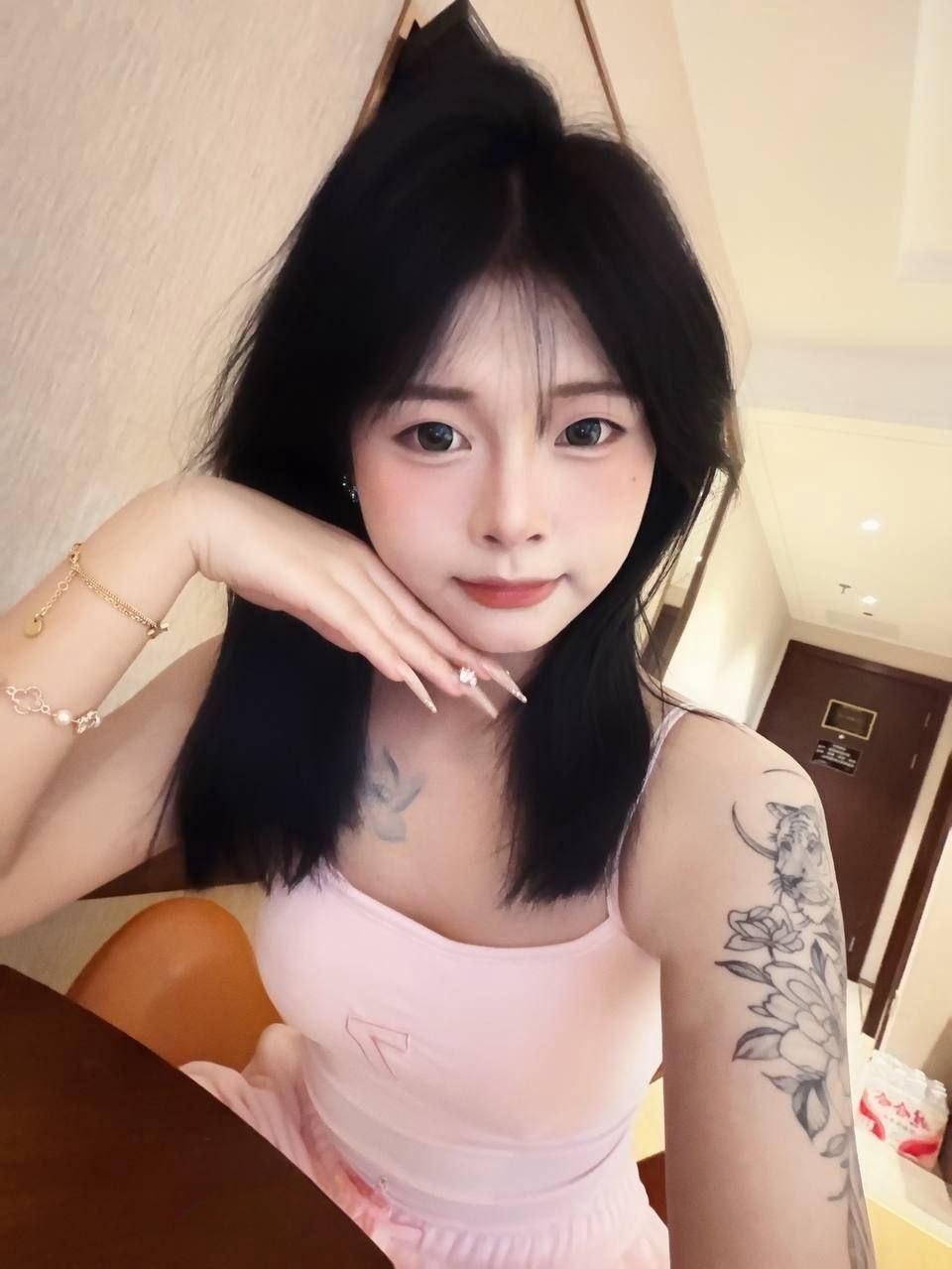 清纯嫩妹逼粉水多